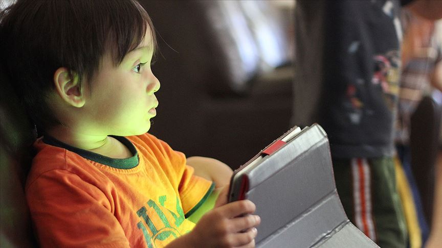 'Duygusal boşluk içindeki çocuk sanal bağımlılıklara yöneliyor'