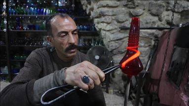 هنرمند فلسطینی با حفظ هنر شیشهگری اشغالگری اسرائیل را به چالش میکشاند