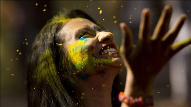 Bangladesh, kremtohet festivali hindus i ngjyrave Holi