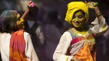 Festival ljubavi: Hindusi Bangladeša karnevalom boja dočekuju proljeće