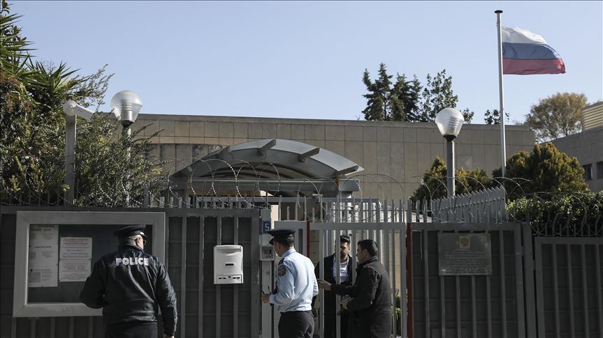 Hidhet granatë dore në konsullatën ruse në Athinë