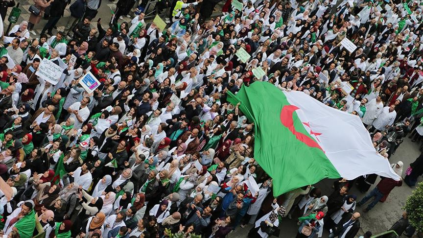 Cezayir'de Buteflika karşıtı gösteriler devam ediyor