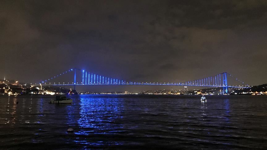 پل‌ها و برج های تاریخی استانبول با رنگ آبی نورپردازی شدند