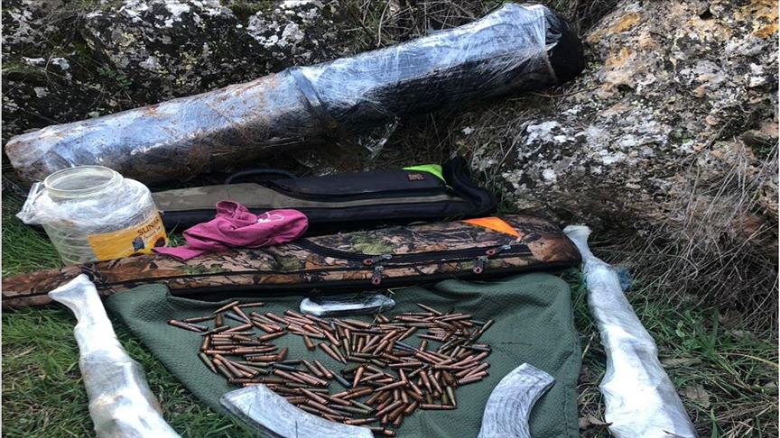 Diyarbakır'da toprağa gömülü PKK'ya ait silah ve mühimmat bulundu 