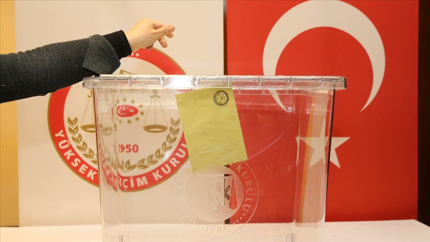 İlk Oy Hareketi'nden 'Türkiye İçin Işık Tut' kampanyası