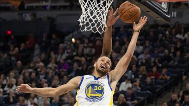 Warriors sahasında farklı kazandı
