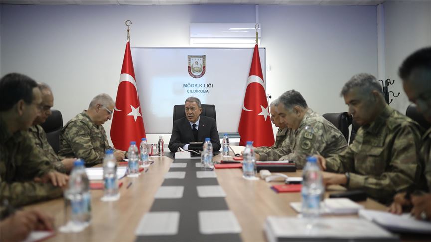 Turkish defense chief inspects troops on Syria border