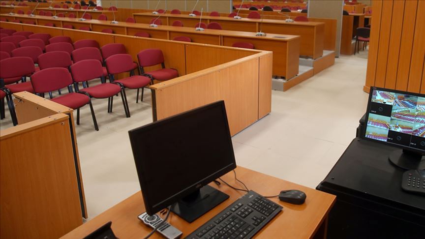Hakim adil yargılama için duruşma salonundan çıktı