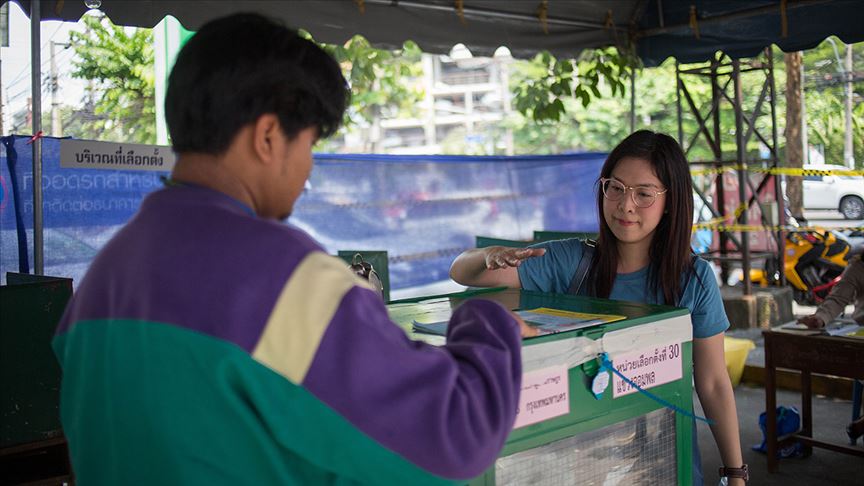 Tayland'da iktidar partisi seçimi önde götürüyor