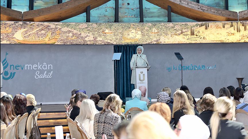 Emine Erdoğan Üsküdar'da kadınlarla bir araya geldi