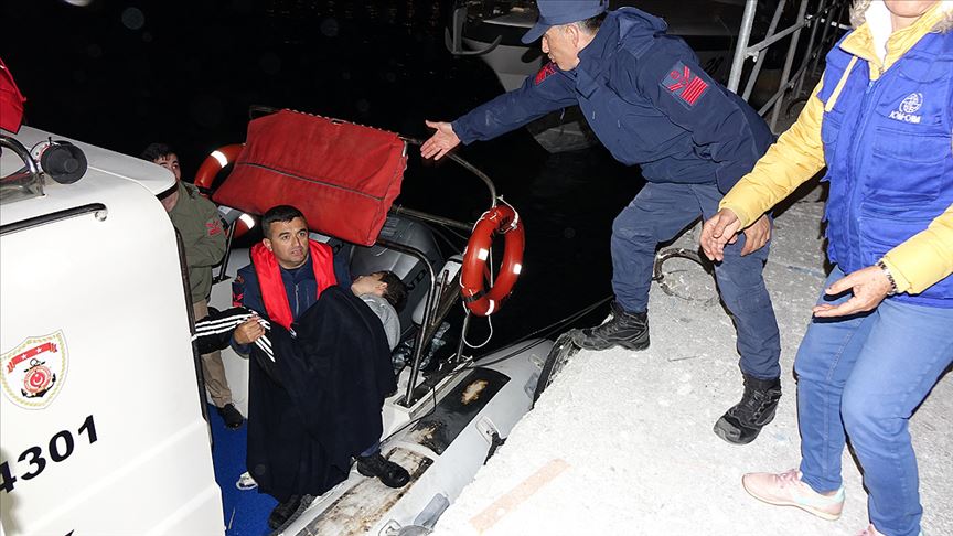 Çanakkale'de düzensiz göçmenleri taşıyan tekne battı: 4 ölü