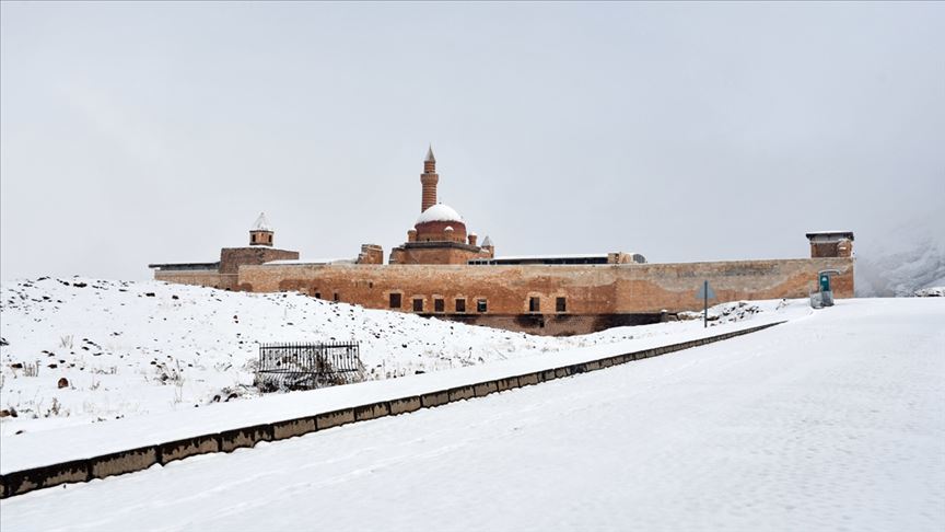 Tarihi İshak Paşa Sarayı baharda beyaza büründü