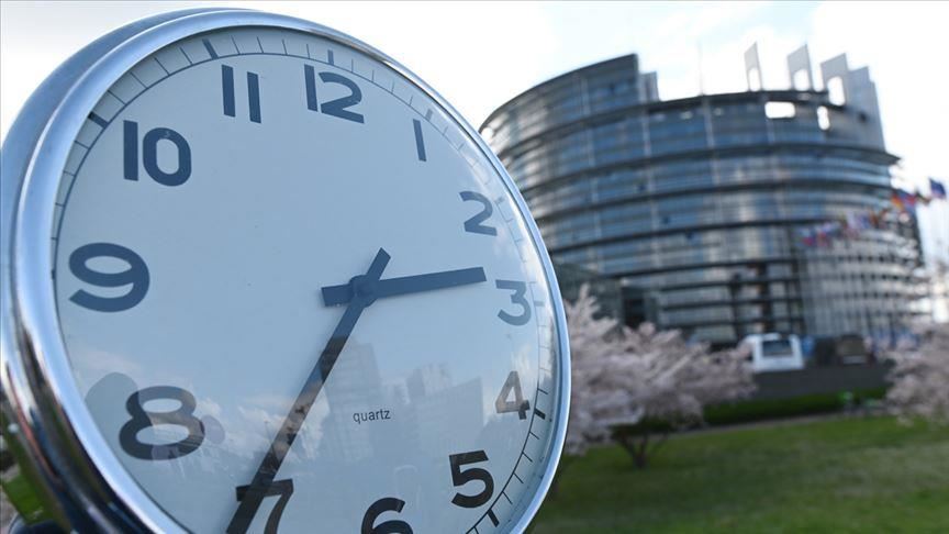 Европскиот парламент го изгласа укинувањето на зимското и летното сметање на времето