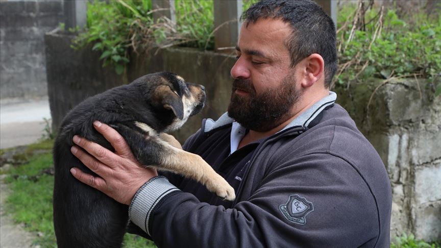 Köpeği suni solunumla hayata döndürmenin mutluluğunu yaşıyor