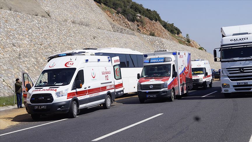 Gaziantep'te yolcu otobüsü tıra çarptı: 18 yaralı