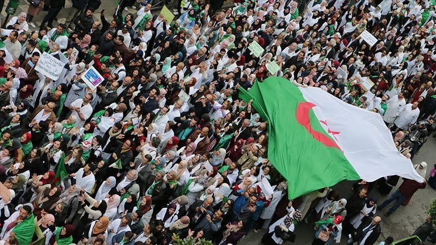 حراك الجزائر يطالب برحيل كل رموز النظام كبداية للحل