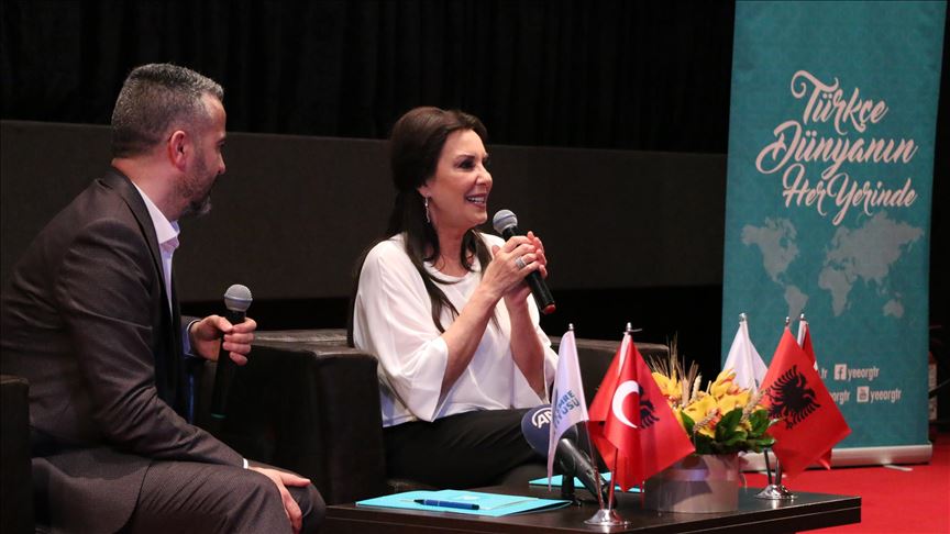 Aktorja turke Perihan Savaş bashkëbisedim me artdashësit shqiptarë