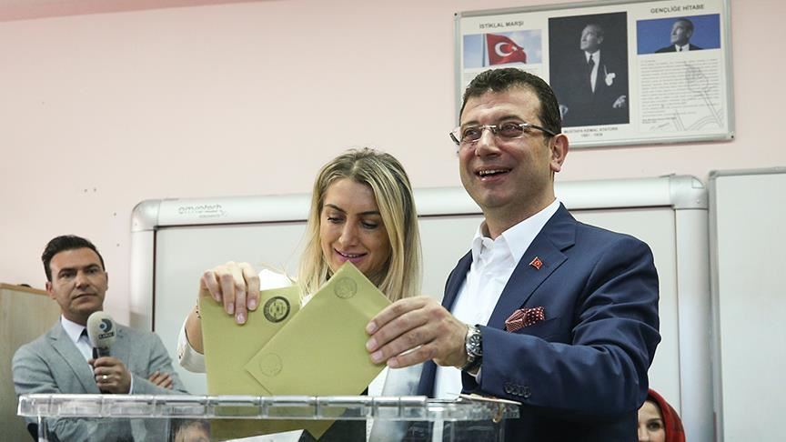 تركيا.. مرشح "الشعب الجمهوري" لبلدية إسطنبول يدلي بصوته