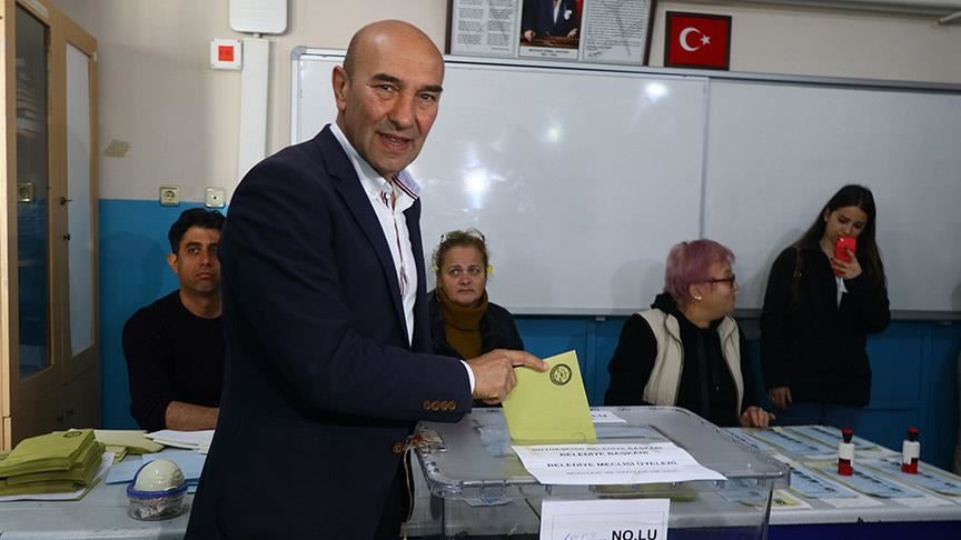 بأجواء ديمقراطية.. مرشح "الشعب الجمهوري" التركي في إزمير يدلي بصوته