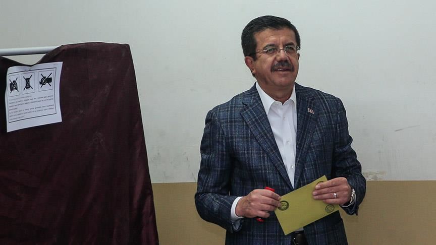 تركيا.. مرشح "العدالة والتنمية" بإزمير يدلي بصوته في الانتخابات المحلية 
