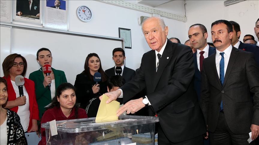 رهبر حزب حرکت ملی ترکیه رای خود را به صندوق انداخت