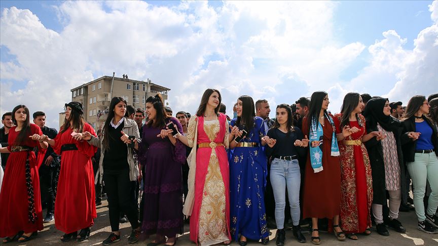 AK Partililer Şırnak'taki zaferi halaylarla kutluyor 