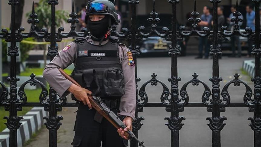 Densus 88 buru terduga teroris terkait bom Surabaya dan Surakarta