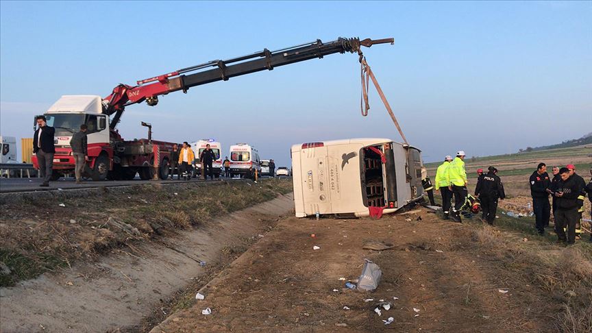 Denizli De Yolcu Otobusu Devrildi 2 Olu 35 Yarali