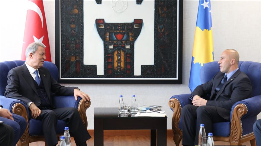 رئيس وزراء كوسوفو يستقبل وزير الدفاع التركي في بريشتينا