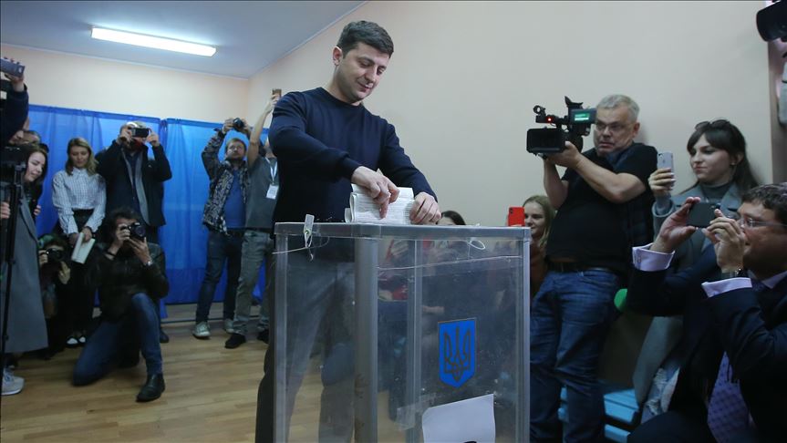 Ukraine: Zelenskiy, Poroshenko face presidential runoff