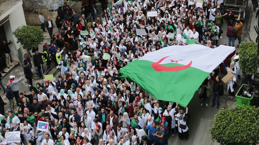 Cezayirliler Buteflika'dan sonra 'Üç B gitmeli' sloganıyla sokağa iniyor 