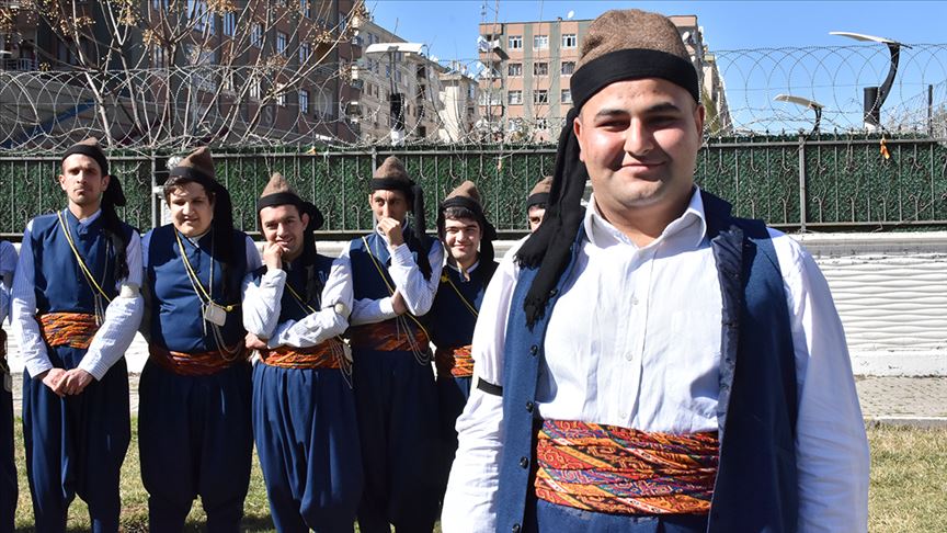 Engellerini halk oyunları ile aşıyorlar
