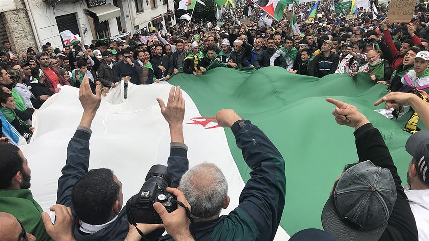 Buteflika'nın istifasından sonra Cezayirliler 'Hepsi gitmeli' sloganıyla sokakta 