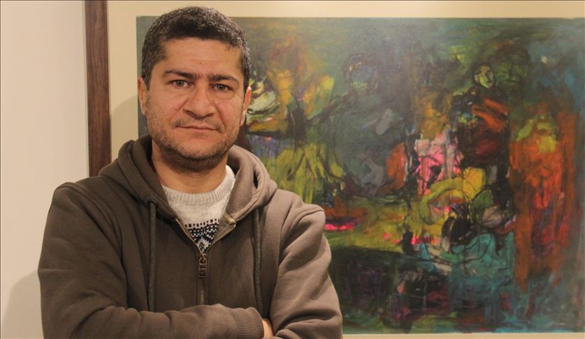 رسام سوري يفتتح معرضا فنيا في إسطنبول