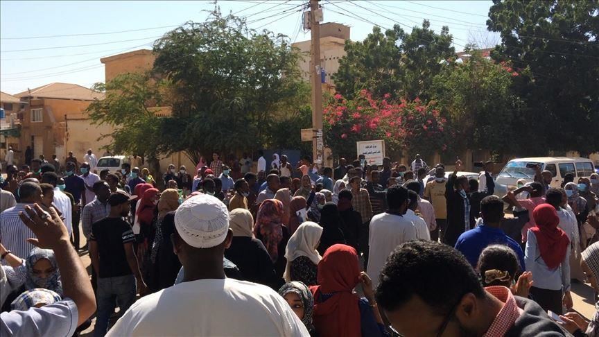 Sudanese protesters enter army headquarters