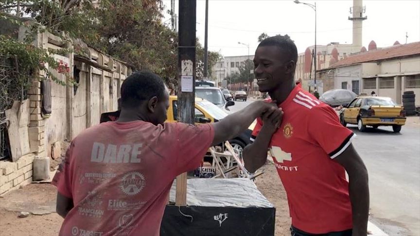 السنغال تقاليد غريبة لإلقاء التحية تعكس روابط الأخوة والتسامح