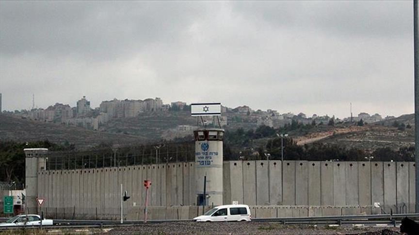 Jailed Palestinians in Israel stage hunger strike