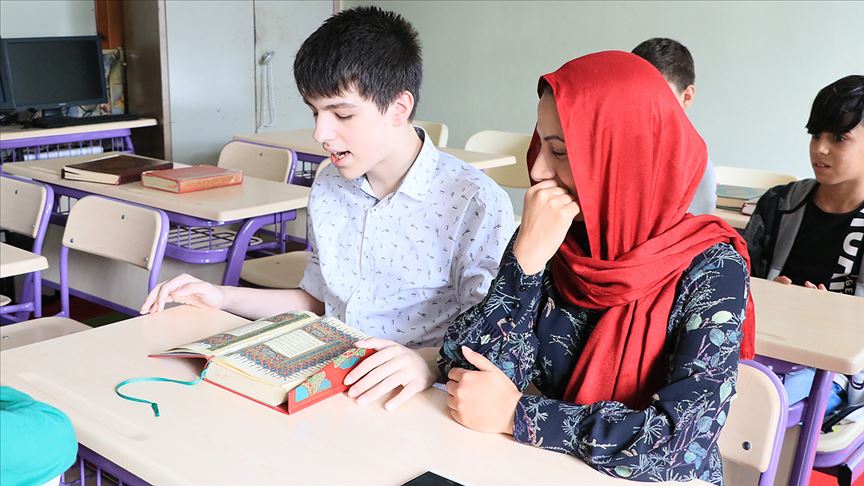 Kur'an'ı ezbere okuyan otizmli genç hafız oldu