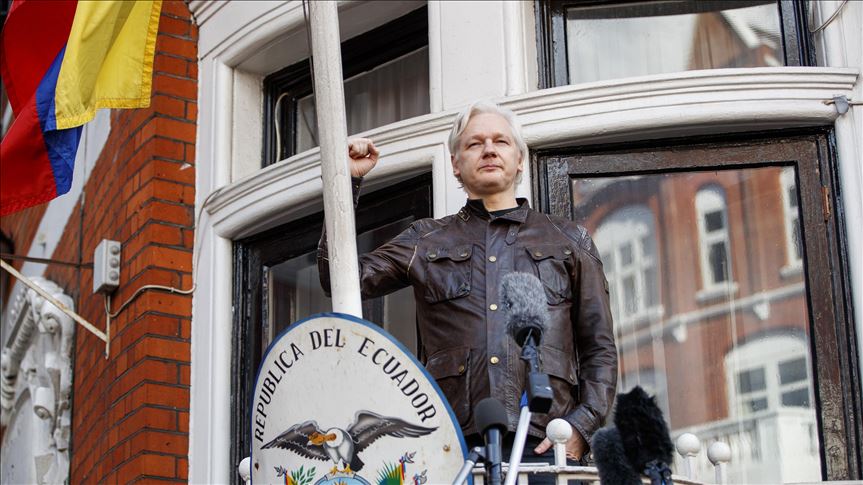 Canciller de Ecuador: Assange sabe que tiene una deuda pendiente con las autoridades británicas