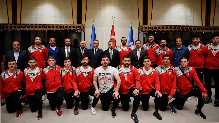 Cumhurbaşkanı Yardımcısı Oktay şampiyon hentbolcuları kabul etti