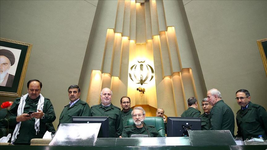 حضور نمایندگان مجلس ایران با یونیفرم سپاه پاسداران در صحن علنی