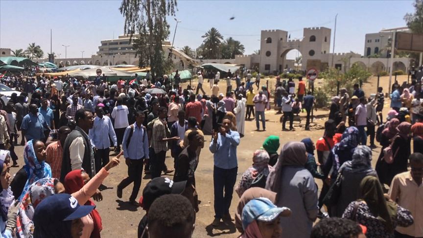 Hartum'da güvenlik güçleri göstericilere müdahale etti