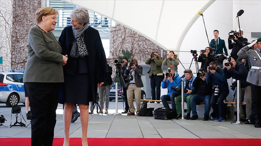 May ve Merkel Brexit'in ertelenmesini görüştü
