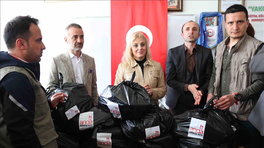 Turqia ndihma me veshmbathje dhe ushqim në Maqedoninë e Veriut