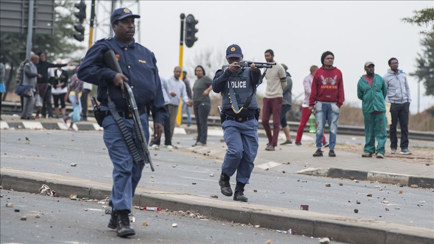 Policía de Sudáfrica dispara balas de goma contra manifestantes