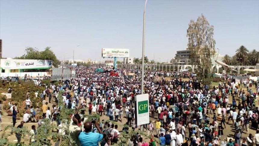 Sudanese demonstrators maintain Khartoum sit-in