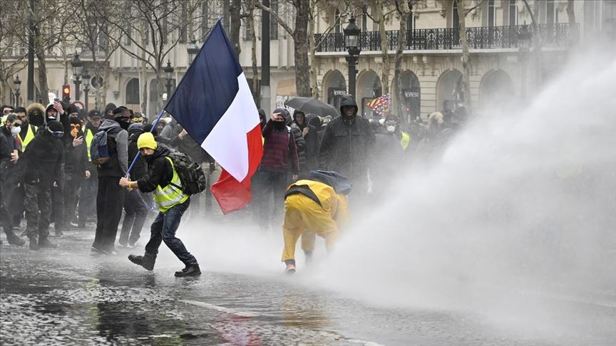 Fransa'da Sarı Yelekliler'e gösteri yasağı