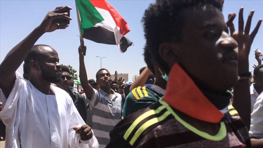 Sudan'da hükümet ortakları Beşir'e destek yürüyüşünü erteledi