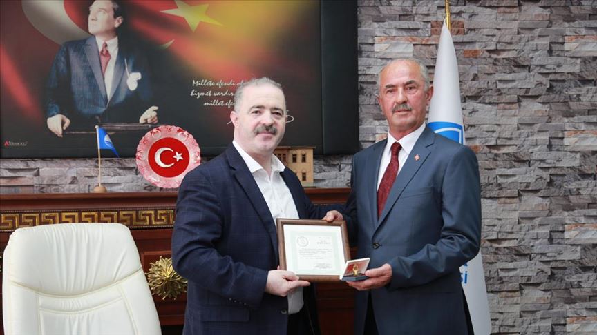 Tuşba'da AK Parti'li Salih Akman'a mazbatası verildi