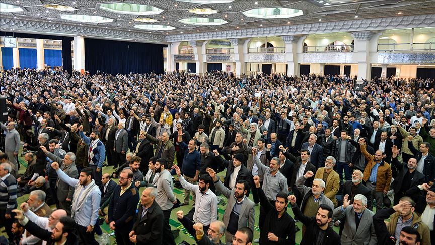 İran'da cuma imamlarından Devrim Muhafızları üniformasıyla hutbe